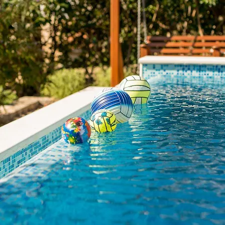 Сasa de vacaciones Awesome In With Kitchen Kornić