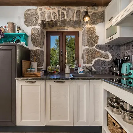 Сasa de vacaciones Awesome In With Kitchen Kornić